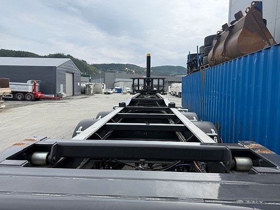 Andre TIPP CONTAINERSEMI MED HYDRAULISK FLYTTING AV CONTAINER 9 of 11