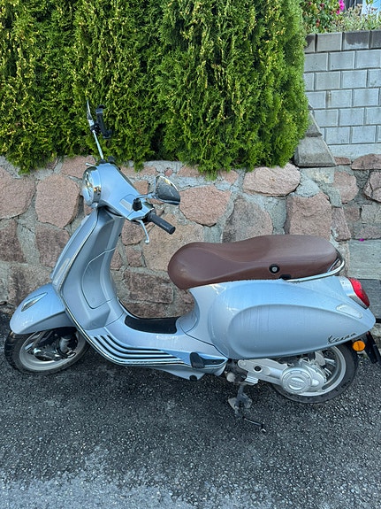 Vespa Primavera 50 2 of 4