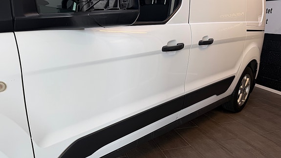 Ford Transit Connect 13 of 30