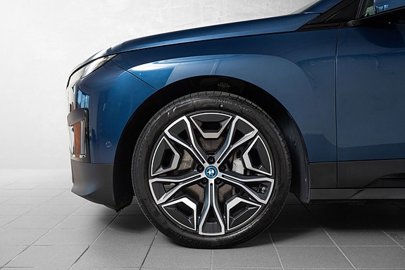 BMW iX 8 of 30