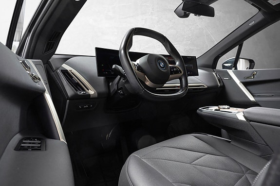 BMW iX 18 of 30