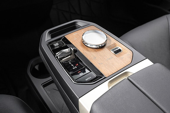 BMW iX 14 of 30