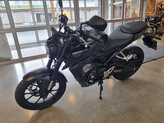 Honda CB125R 7 of 13