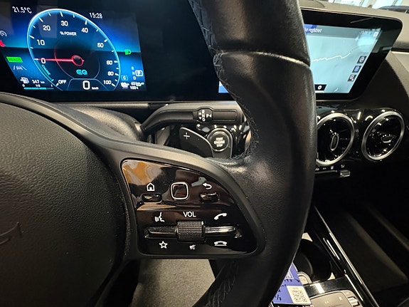 Mercedes-Benz GLA250 e 16 of 18