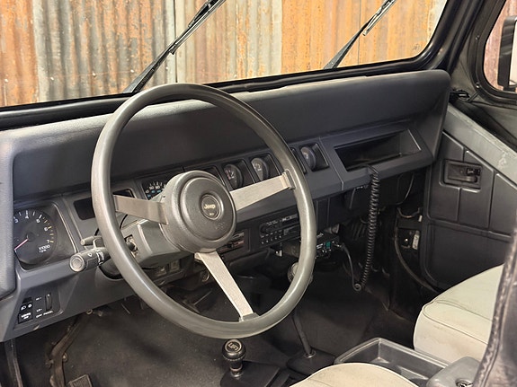 Jeep Wrangler 16 of 30