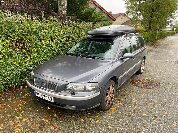 Volvo V70 2 of 5