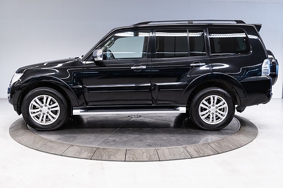 Mitsubishi Pajero 2 of 30