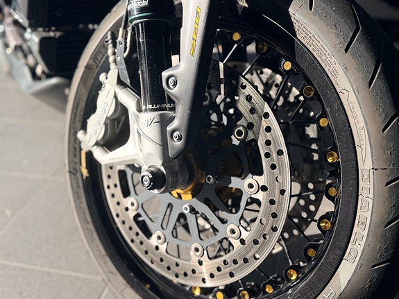 MV Agusta Brutale 800 Dragster rr 12 of 21