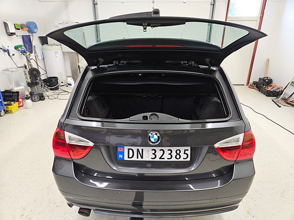 BMW 320d 4 of 30