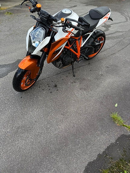 KTM 1290 Super Duke R 6 of 8