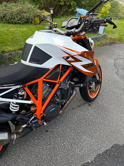KTM 1290 Super Duke R 3 of 8