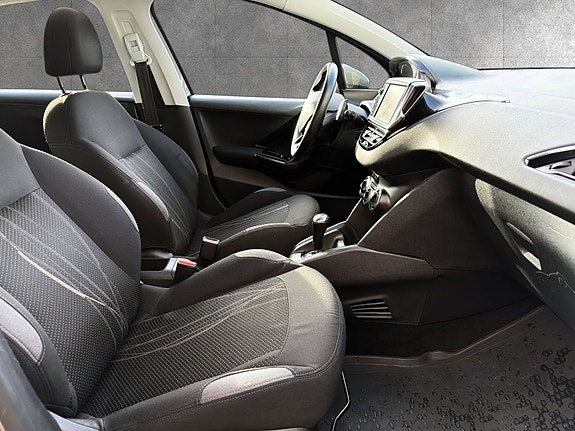 Peugeot 208 19 of 24