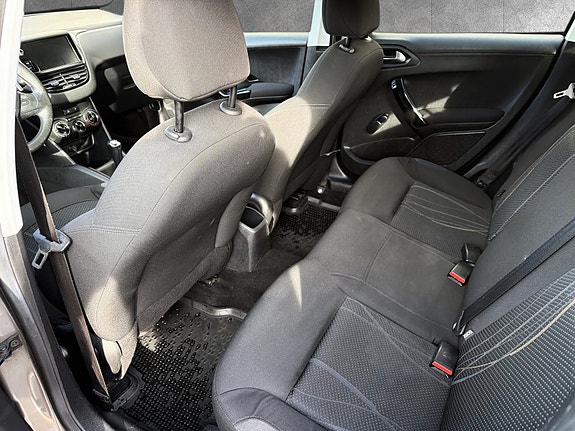 Peugeot 208 18 of 24