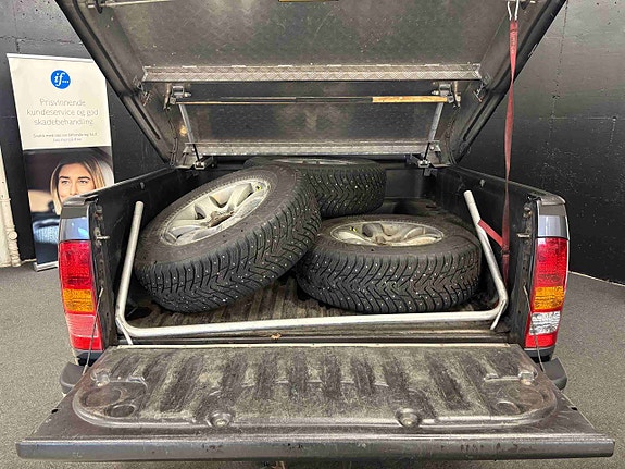 Toyota HiLux 8 of 28