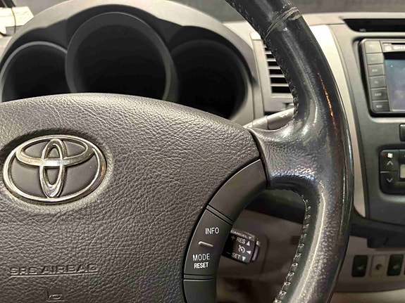Toyota HiLux 23 of 28