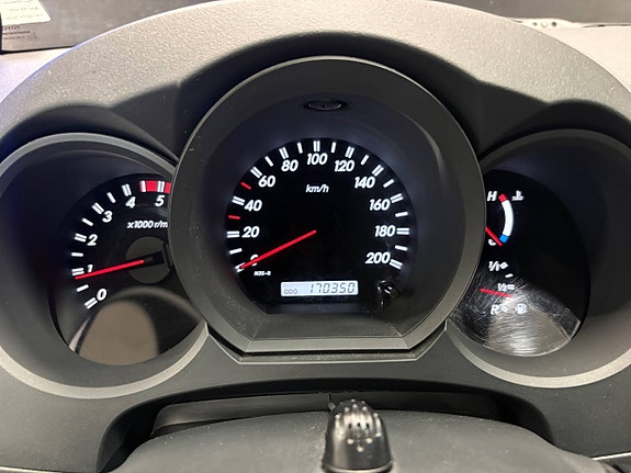 Toyota HiLux 13 of 28
