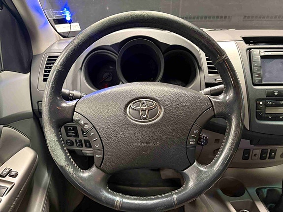 Toyota HiLux 11 of 28