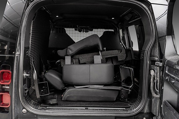 Land Rover Defender 110 23 of 26