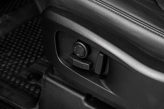 Land Rover Defender 110 21 of 26