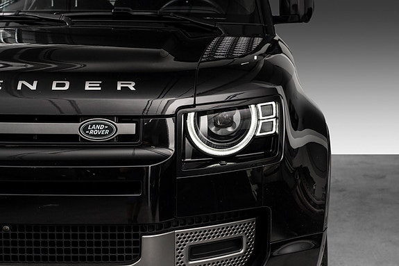 Land Rover Defender 110 4 of 26