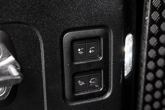 Land Rover Defender 110 24 of 26