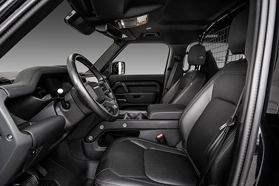 Land Rover Defender 110 22 of 26