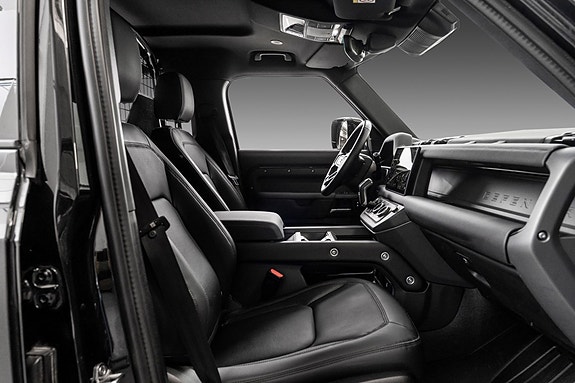 Land Rover Defender 110 25 of 26