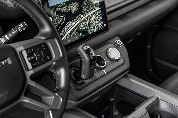 Land Rover Defender 110 19 of 26