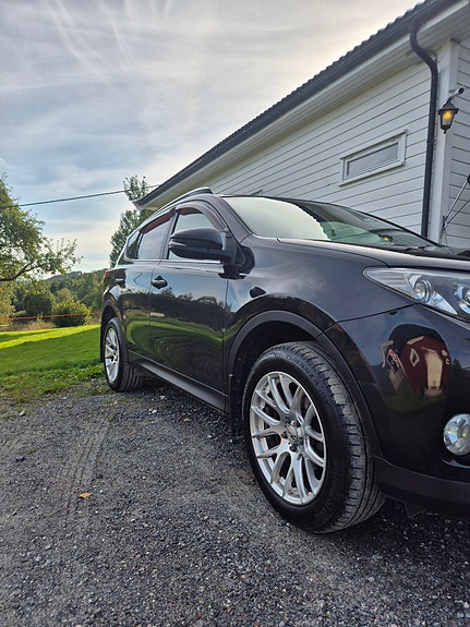 Toyota RAV4 4 of 19