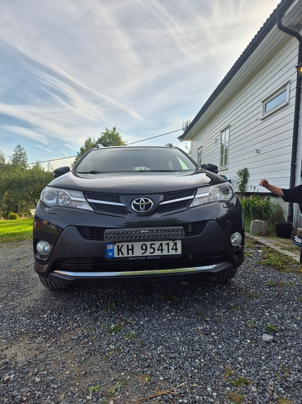 Toyota RAV4 2 of 19