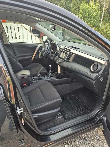 Toyota RAV4 12 of 19