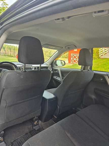 Toyota RAV4 14 of 19