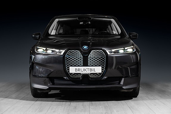 BMW iX 4 of 30