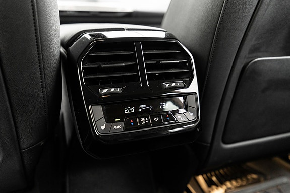 BMW iX 29 of 30