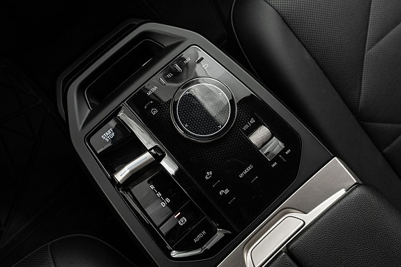 BMW iX 24 of 30