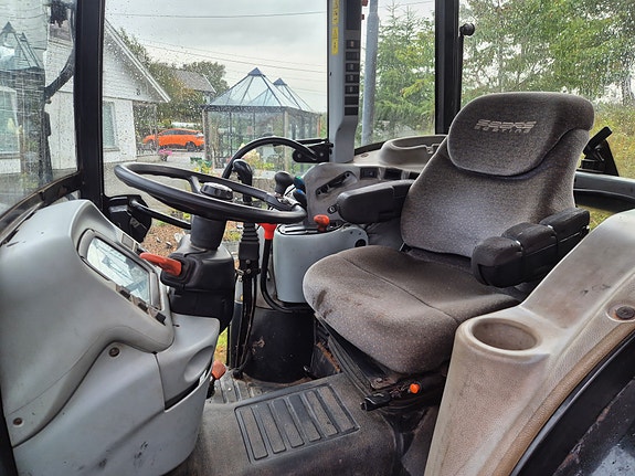 New Holland T4040 5 of 9