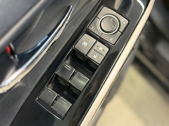 Lexus IS300h 8 of 25