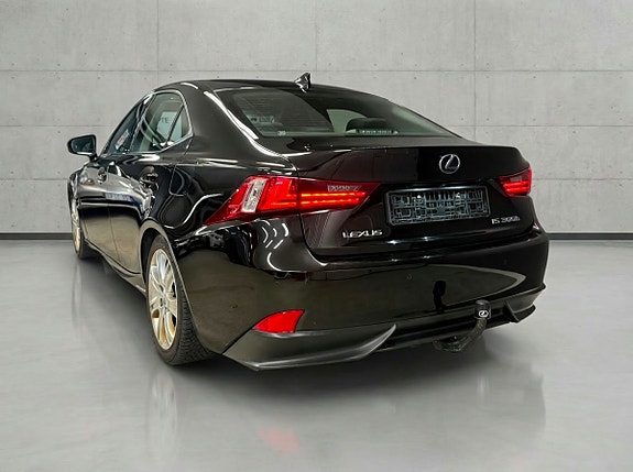 Lexus IS300h 4 of 25