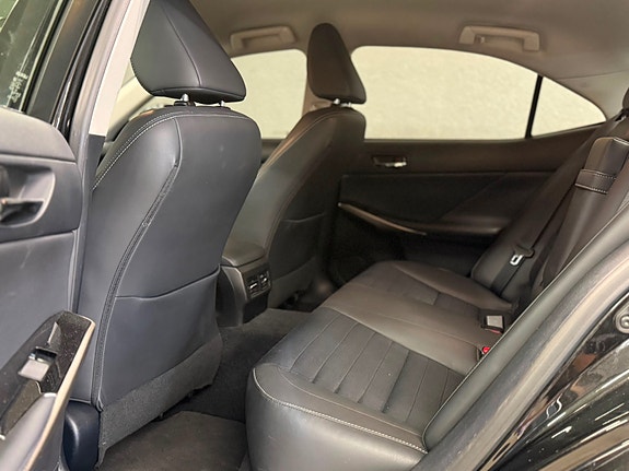 Lexus IS300h 25 of 25