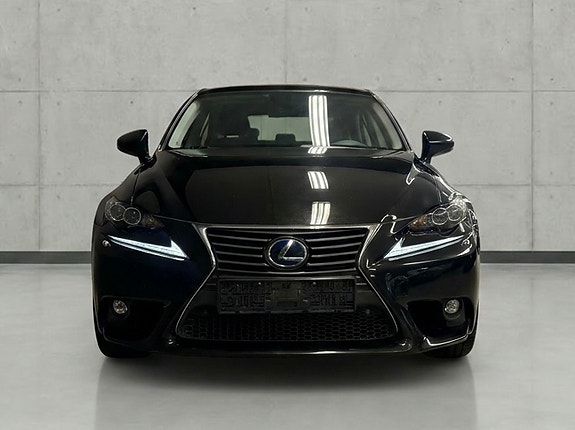 Lexus IS300h 2 of 25