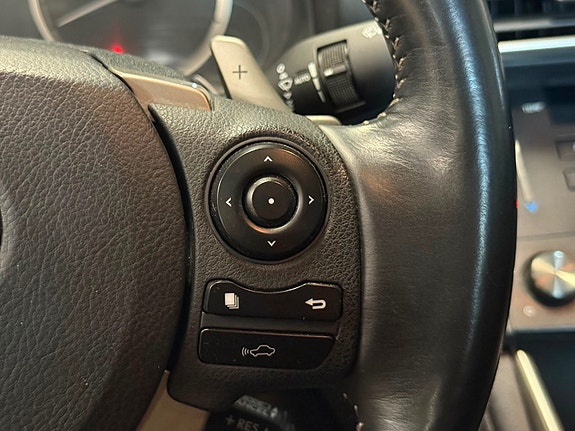 Lexus IS300h 12 of 25