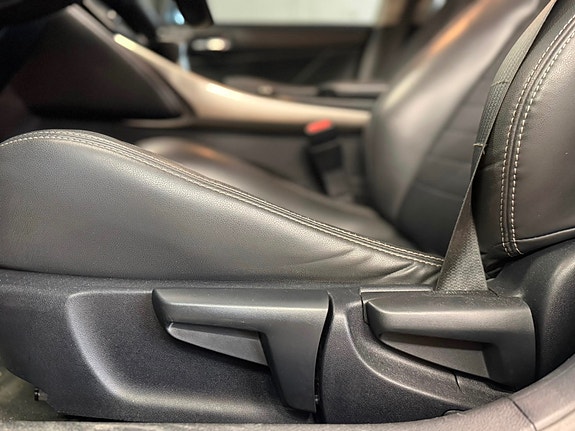 Lexus IS300h 9 of 25