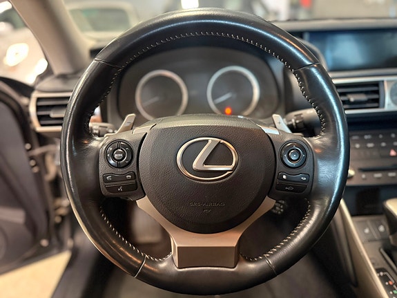 Lexus IS300h 13 of 25