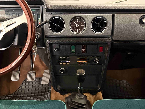 Volvo 142 25 of 28