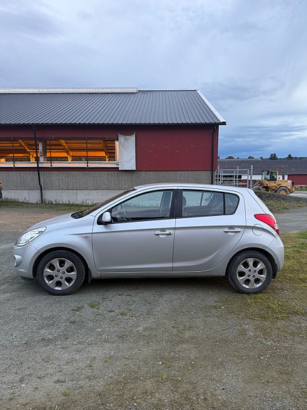 Hyundai i20 2 of 10