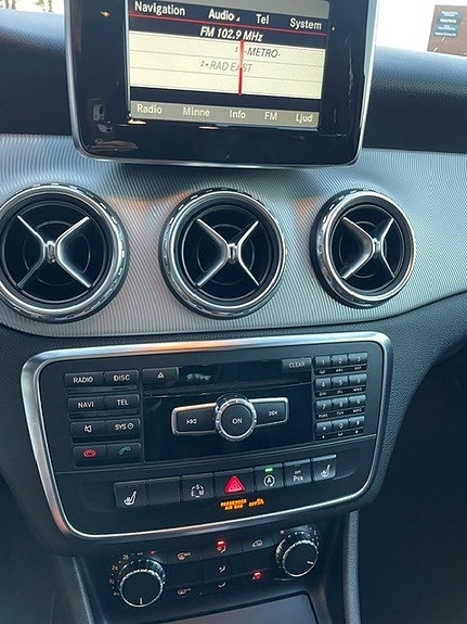 Mercedes-Benz GLA180 11 of 30