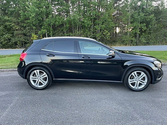Mercedes-Benz GLA180 2 of 30