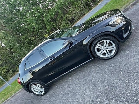 Mercedes-Benz GLA180 4 of 30