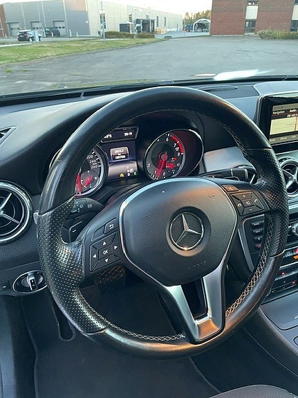 Mercedes-Benz GLA180 10 of 30