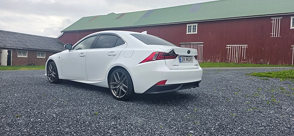 Lexus IS300h 14 of 30